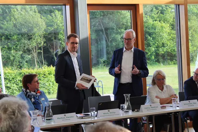 Ratsvorsitzender Manfred Cohrs (re.) schenkte dem neuen Samtgemeinde-Bürgermeister die Chronik der Gemeinde Wenzendorf | Foto: ab