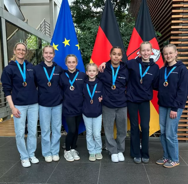 Empfang für die Niedersachsen-Meisterin in der Niedersächsischen Landesvertretung – v.l.: Cheftrainerin Meike Scholz, Patrica Pansegrau, Laura Claessen, Anni Denschstädt, Latisha Lange, Lilly Heilandt, Co-Trainerin Lea Pauline Scholz.