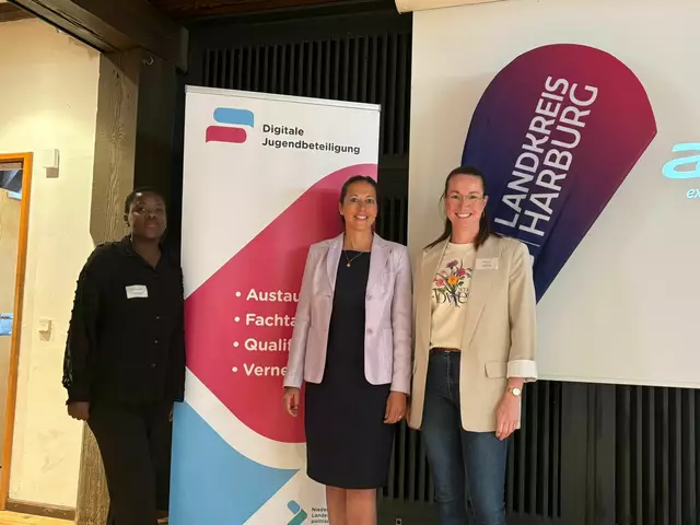 Catarina Gombe von der Landeszentrale für politische Bildung (v. li.), Kreisrätin Ana Cristina Bröcking und Kreisjugendpflegerin Anja Quast betonen die Bedeutung, Jugendliche in politische Diskussionen und Entscheidungen einzubeziehen | Foto: LK Harburg