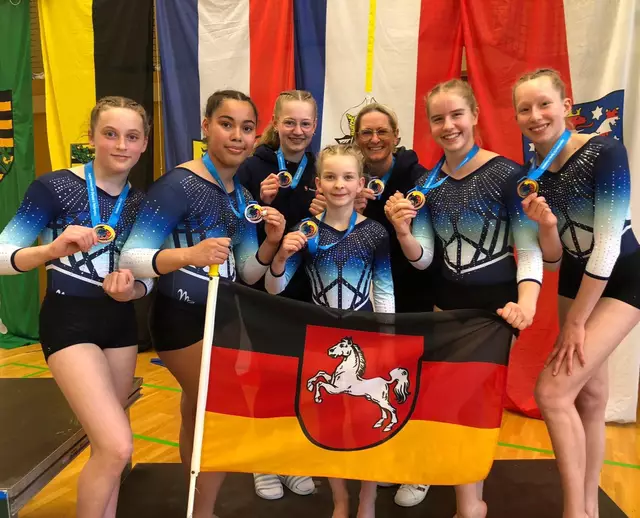 Das U16-Team des GAK als Bronzemedaillen-Gewinnerinnen - vorne v.l.: Laura Claessen, Latisha Lange, Anni Denschstädt, Patrica Pansegrau und Lilly Heilandt. Hinten Co-Trainerin Lea Pauline Scholz und GAK-Sportlehrerin und Chef-Trainerin Meike Scholz.