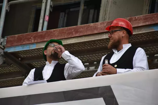 Die beiden Poliere Marco Mehrens und Björn Horstmann sprachen den Richtspruch und stießen auf den Bau an | Foto: Axel-Holger Haase