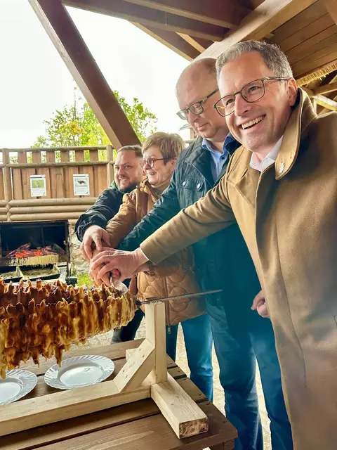 Traditioneller polnischer Baumkuchen wird überm Feuer angeschnitten | Foto: Landkreis Stade