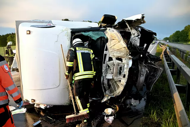Die Feuerwehr im Einsatz an dem zerstörten Fahrerhaus | Foto: Mathias Wille