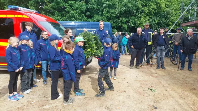 Die Deinster Kinderfeuerwehr hatte die Richtkrone gebunden | Foto: Mona Brunnert