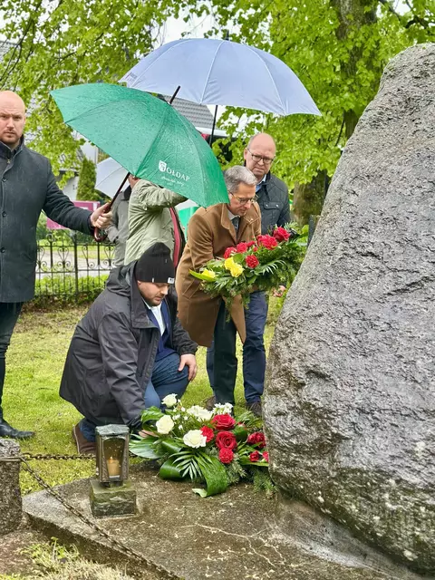 Kranzniederlegung auf dem deutschen Friedhof und beim Unabhängigkeits-Mahnmal | Foto: Landkreis Stade