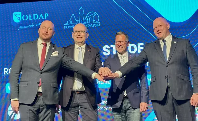 Herzlicher Empfang in Goldap (v. li.): Die Bürgermeister Konrad Kazaniecki (Goldap) und Sönke Hartlef (Stade) mit den Landräten Kai Seefried (Stade) und Krzysztof Kazaniecki (Goldap). | Foto: Landkreis Stade
