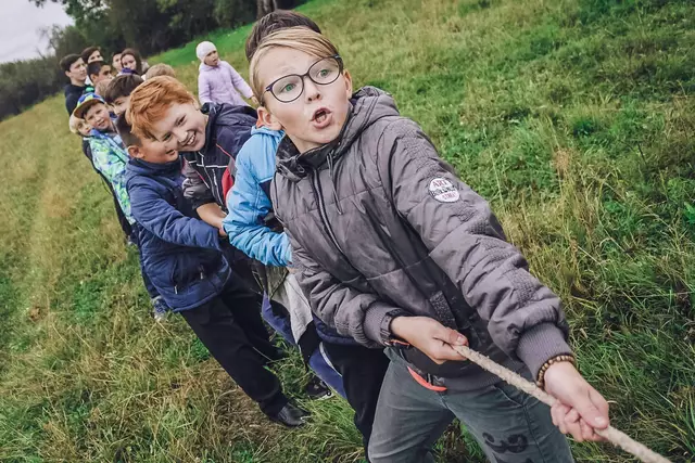 Bei den "MITmachern" dürfen die Kinder und Jugendlichen auch kräftig zupacken | Foto: Kirchengemeinde Salzhausen-Raven