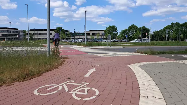 Zwischen den Kreisverkehren am Bildungscampus Riensförde und am Stadtweg wurden der Geh- und Radweg ausgebaut sowie die Straßendeckschicht erneuert | Foto: Hansestadt Stade