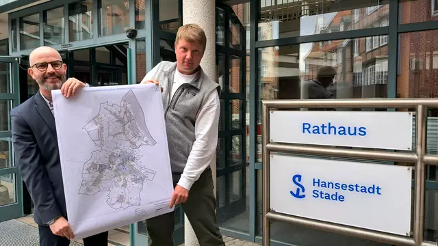 Erster Stadtrat Lars Kolk (li.) und Klimaschutzmanager Matthias Mueller präsentieren die Karte, die auch online abrufbar ist. Sie zeigt die Teilgebiete Stades, für die beschrieben wird, ob sie sich für eine zentrale Wärmeversorgung eignen
  | Foto: Hansestadt Stade
