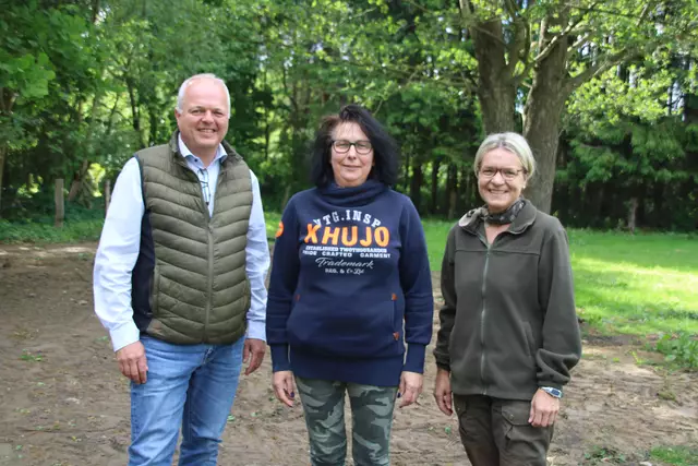 Die  Vorsitzenden der Jägerschaft Julia Seefried (re.) und Jens Hariefeld mit Corinna Harms