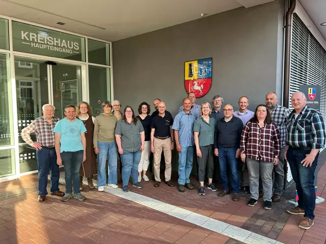 Biologin Janette Hagedoorn-Schüch und das Team der Wespenberaterinnen und -berater  | Foto: Landkreis Stade / Daniel Beneke