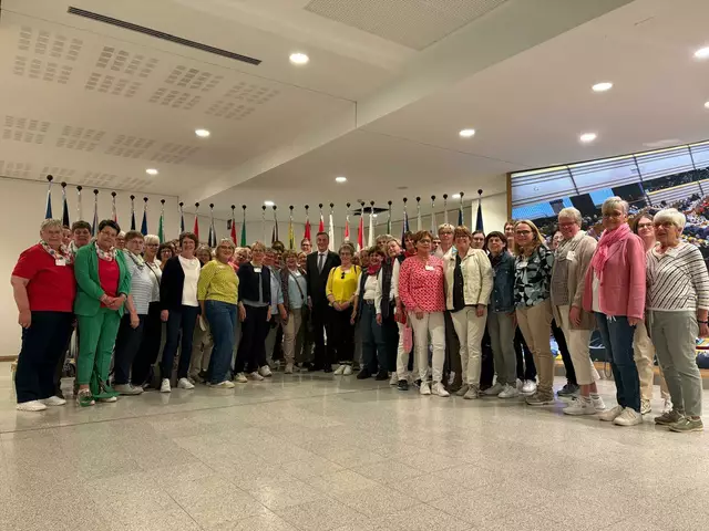 Die Besucherinnen der KreislandFrauen Stade mit David McAllister MdEP im Europäischen Parlament in Brüssel | Foto: Elisabeth Rahr