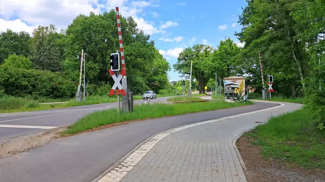 Der neue Rad- und Gehweg mit dem Sicherheitsstreifen in der Mitte | Foto: Hansestadt Stade
