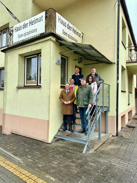 Der Vorsitzende der Kreisgemeinschaft Goldap, Stephan Grigat,  mit Landkreis-Vertretern vor dem Haus der Heimat. | Foto: Landkreis Stade
