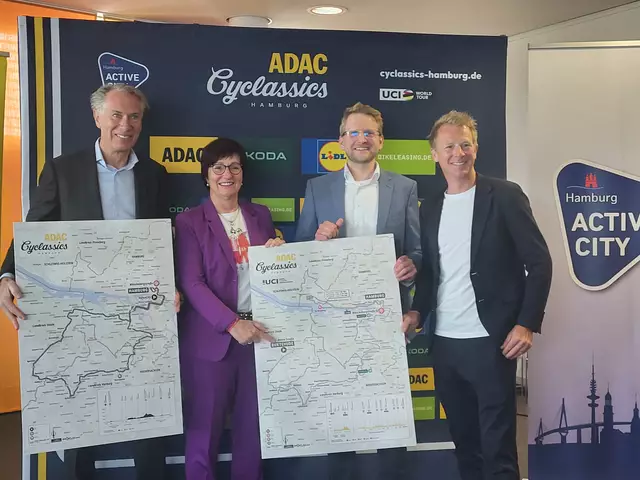 Bernd Dankowski (Präsident German Cycling), Katja Oldenburg-Schmidt (Bürgermeisterin der Hansestadt Buxtehude), Matthias Pietsch (Geschäftsführer A.S.O. Germany GmbH) und 
Fabian Wegmann (Sportlicher Leiter ADAC Cyclassics) mit den Karten für die Profis (li) und Jedermänner 110 Kilometer