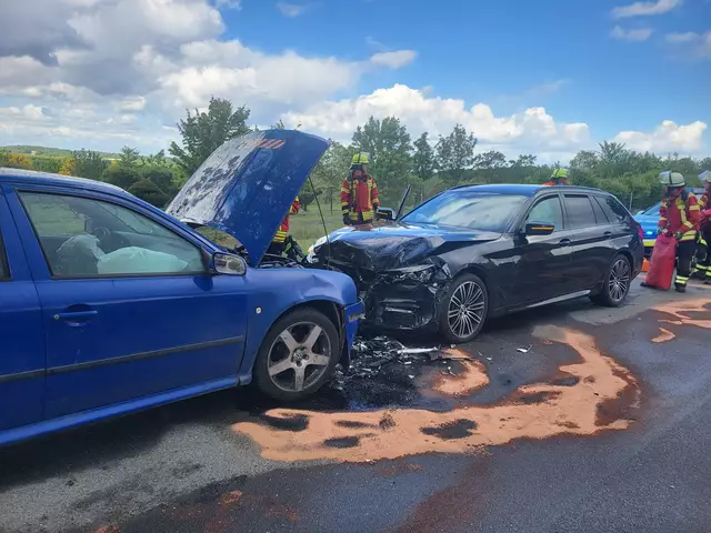 Die Feuerwehr im Einsatz nach dem Crash von Skoda und BMW | Foto: Andreas Feldtmann, stellv. Pressesprecher FF Seevetal