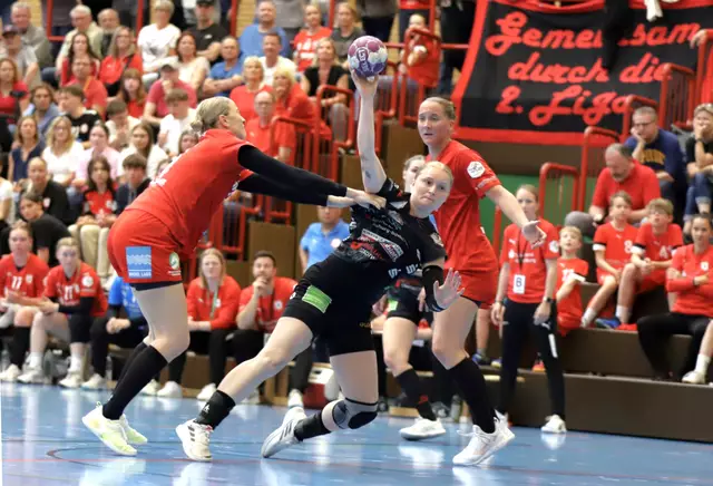 Antonia Pieszkalla (Mitte, am Ball) steurte neun Tore zum Auswärtserfolg der Handfball-Luchse in Ketsch bei | Foto: Katja Hinrichs