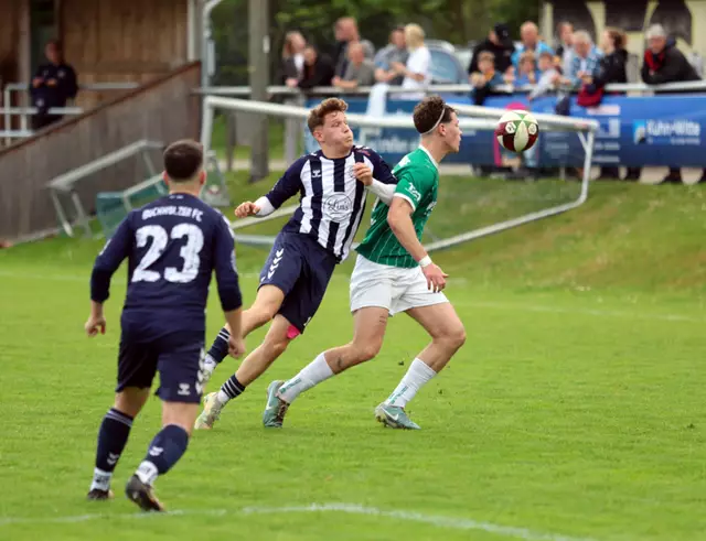 Auf Außen lieferten sich im Kreisduell in Buchholz der Elstorfer Michel Classen (re.) und Yago Hahne (Mitte) vom BFC packende Zweikämpfe | Foto: cc