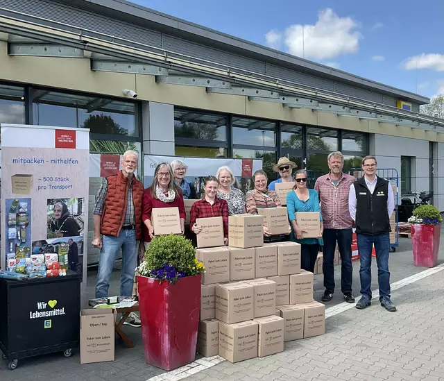 Freude über den Erfolg: Karin Bruns (2. v. li.) und Ehemann Uwe (2. v. re.) mit Volker (li.) und Nils Meyer (re.) sowie einigen Helfern | Foto: Bruns