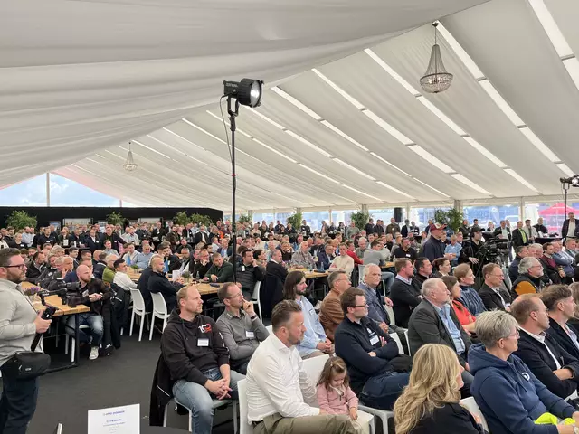 Rund 350 Gäste nahmen Platz im Festzelt  | Foto: sra