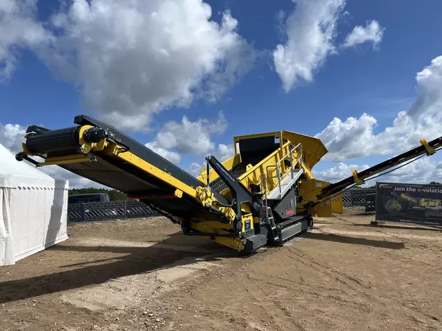 Zur Feierlichkeit gehörte auch eine hauseigene Messe. Aussteller waren Unternehmen, die am Bau der Anlage beteiligt waren und sind | Foto: sra