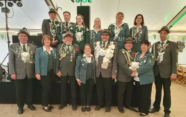 Die neuen Würdenträger von Ovelgönne (v. li.): 
1. Reihe Carsten Spielmann, Heike und Martin Schwarzer, Rebekka und Christian Neumann, Nils und Jeanette Kettler, Marcel Joost
2. Reihe Niclas Benecke, Lennard Bröhan, Lena Mau, Anna Mau, Nina Benecke-Brandt, Stefanie Mau. 
Es fehlt Nico Wiesenberg | Foto: S. Hadler