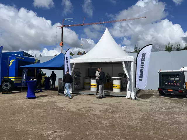 Zur Feierlichkeit gehörte auch eine hauseigene Messe. Aussteller waren Unternehmen, die am Bau der Anlage beteiligt waren und sind | Foto: sra