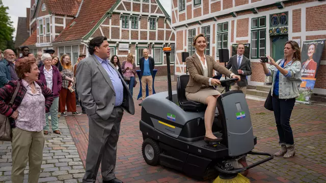 Im Fernsehen ist es Brauereibesitzer Elmar Bröhan (Michael Rothmann, 2.v.l.), der Heide Schulze (Anne Roemeth, 3.v.r.) das Amt streitig macht. Dabei wollte sie bloß die neue Kehrmaschine der Stadt vorführen. | Foto: ZDF/Boris Laewen