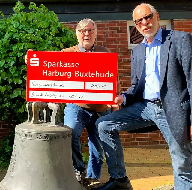 Hubert Franke (re.) bei der Scheckübergabe an Gerhard Schierhorn  | Foto: IGN