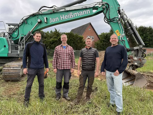 Auf der Baustelle: Ole Uecker (v. l.) und Jochen Brandt sind verantwortlich für die archäologischen Voruntersuchungen auf dem Grundstück von Jan Heißmann und Henning Witt | Foto: sra