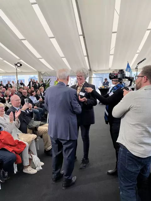 Emily Weede überreicht Horst Dörner eine "Orca-Wal-Figur" als Geschenk der Gemeinde Seevetal | Foto: sra