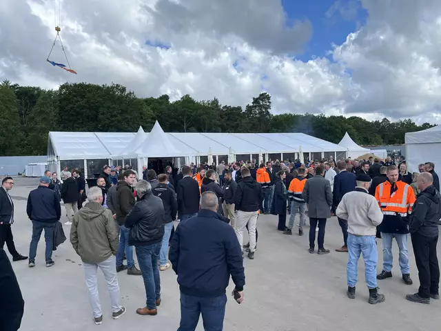 Die Gäste versammeln sich kurz vor dem offiziellen Beginn der Veranstaltung vor dem Festzelt  | Foto: sra