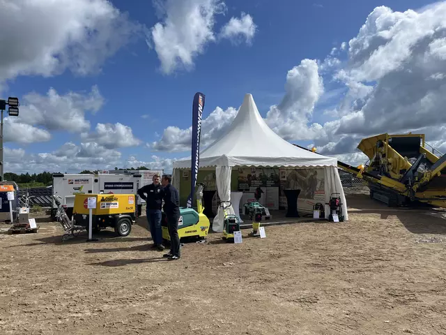 Zur Feierlichkeit gehörte auch eine hauseigene Messe. Aussteller waren Unternehmen, die am Bau der Anlage beteiligt waren und sind | Foto: sra
