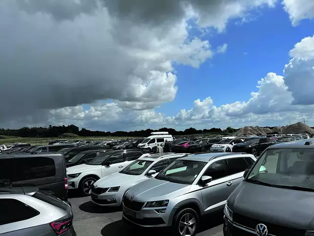 Der Parkplatz vor der Anlage war gefüllt. Die Kennzeichen ließen vermuten, dass die Gäste aus ganz Deutschland zur Feierlichkeit anreisten  | Foto: sra