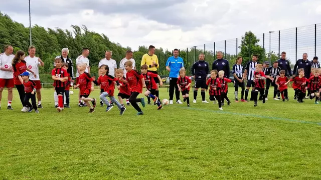 Vor dem Finale LKS Lódz vs. Buchholzer FC - Einlaufkinder verlassen den Platz | Foto: U. Vergin