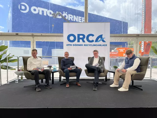Simon Gühlstorf (v.li., Technische Projektleitung), Markus Lowack (Betriebsleiter Kies und Deoponien Nord) , Peter Adler (Projektleitung und Prokurist Kies und Deponien GmbH &amp; Co. KG) und Moderator Torben Sterner 
 | Foto: sra