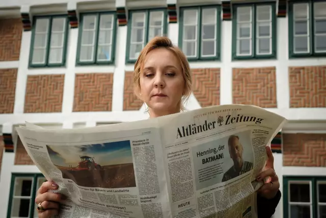 Nicht immer ist Heide Schulze (Anne Roemeth) begeistert von den Artikeln ihrer Schwester Beke Rieper | Foto: ZDF/Conny Klein