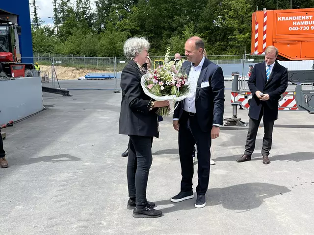 Emily Weede (Bürgermeisterin Gemeinde Seevetal) bekommt von Geschäftsführer Michael von Malottky einen Blumenstrauß überreicht | Foto: sra