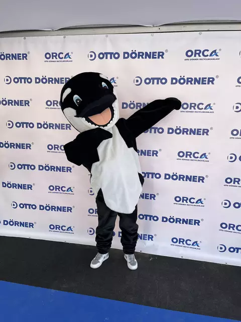 Mit dem Maskottchen der Anlage konnte am Zelt-Eingang ein Foto gemacht werden  | Foto: sra