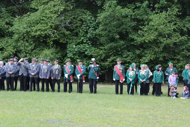 An ihren roten Schärpen war die befreundete Schützenabordnung aus Wesel am Rhein zu erkennen | Foto: ce
