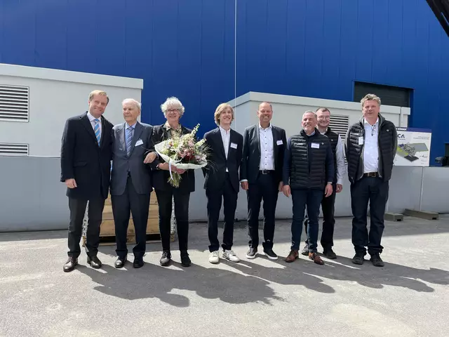 Die Verantwortlichen (v. li.): Oliver Dörner, Horst Dörner, Emily Weede (Bürgermeisterin Gemeinde Seevetal), Leander Dörner, Michael von Malottky, Markus Lowack, Simon Gühlstorf und Peter Adler | Foto: sra