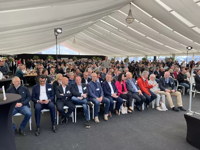 Kurz vor Beginn der Feier: Referenten, Projektleiter und Geschäftsführung sitzen in der ersten Reihe | Foto: sra