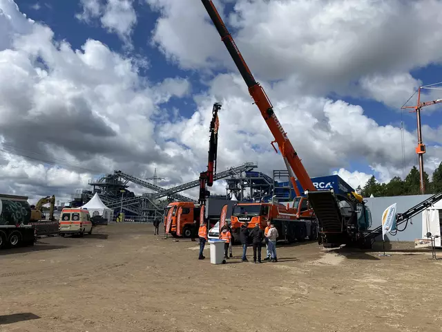Zur Feierlichkeit gehörte auch eine hauseigene Messe. Aussteller waren Unternehmen, die am Bau der Anlage beteiligt waren und sind | Foto: sra