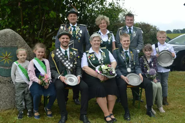 Der neue Hofstaat (hinten, v. li.): Adjutant der Herren Lars Wolle, Adjutantin der Damen Angela Borchers, Adjutant der Jungschützen Tim Süling, (vorne v. li.): Prinz Jonte Matteo von Holt, Prinzessin Mia Sophie Ḿügge, König Mirco Meyer, Königin Carola Wiebusch, Jungschützenkönig Magnus Schwerin, Kinderkönigin Emilie Peters und Kinderkönig Felix Butz | Foto: Schützenverein Blumenthal