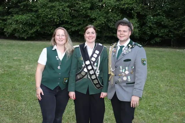 Schützenkönigin Nadine Wischhof (Mi.) mit ihren Adjutanten Vanessa Rubarth und Tobias Wischhof | Foto: ce
