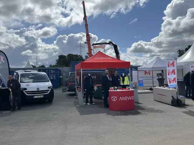 Zur Feierlichkeit gehörte auch eine hauseigene Messe. Aussteller waren Unternehmen, die am Bau der Anlage beteiligt waren und sind | Foto: sra