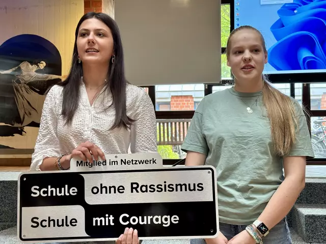 „Zoe Harringer (li.) und Ilvy Schittek“ erhalten das Schild zur Auszeichnung | Foto: Gemeinde Seevetal