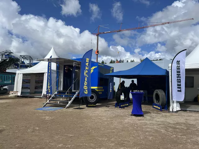 Zur Feierlichkeit gehörte auch eine hauseigene Messe. Aussteller waren Unternehmen, die am Bau der Anlage beteiligt waren und sind | Foto: sra