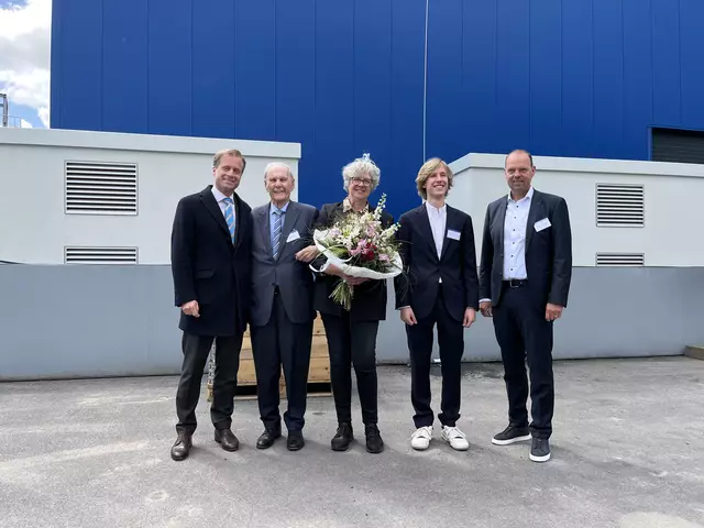 Familie Dörner v.li.: Oliver Dörner, Horst Dörner, Leander Dörner, mit Gescchäftsführer Michael von Malottky und Emily Weede (Bürgermeisterin Gemeinde Seevetal) | Foto: sra