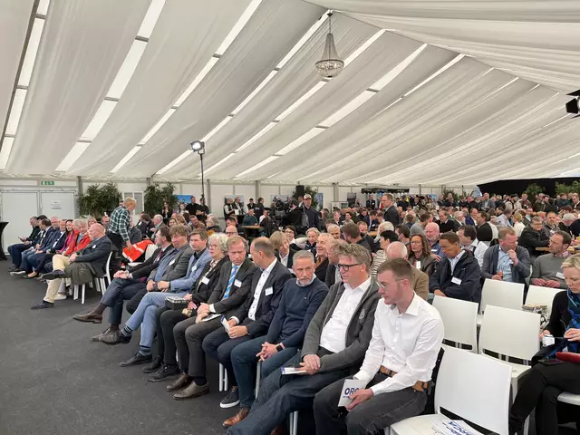 Kurz vor Beginn der Feier: Referenten, Projektleiter und Geschäftsführung sitzen in der ersten Reihe | Foto: sra